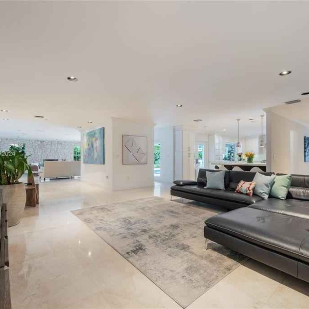 Luxury Home In Miami: Exotic 4 BR In North Kendall Drive For Sale Luxury Home in Miami