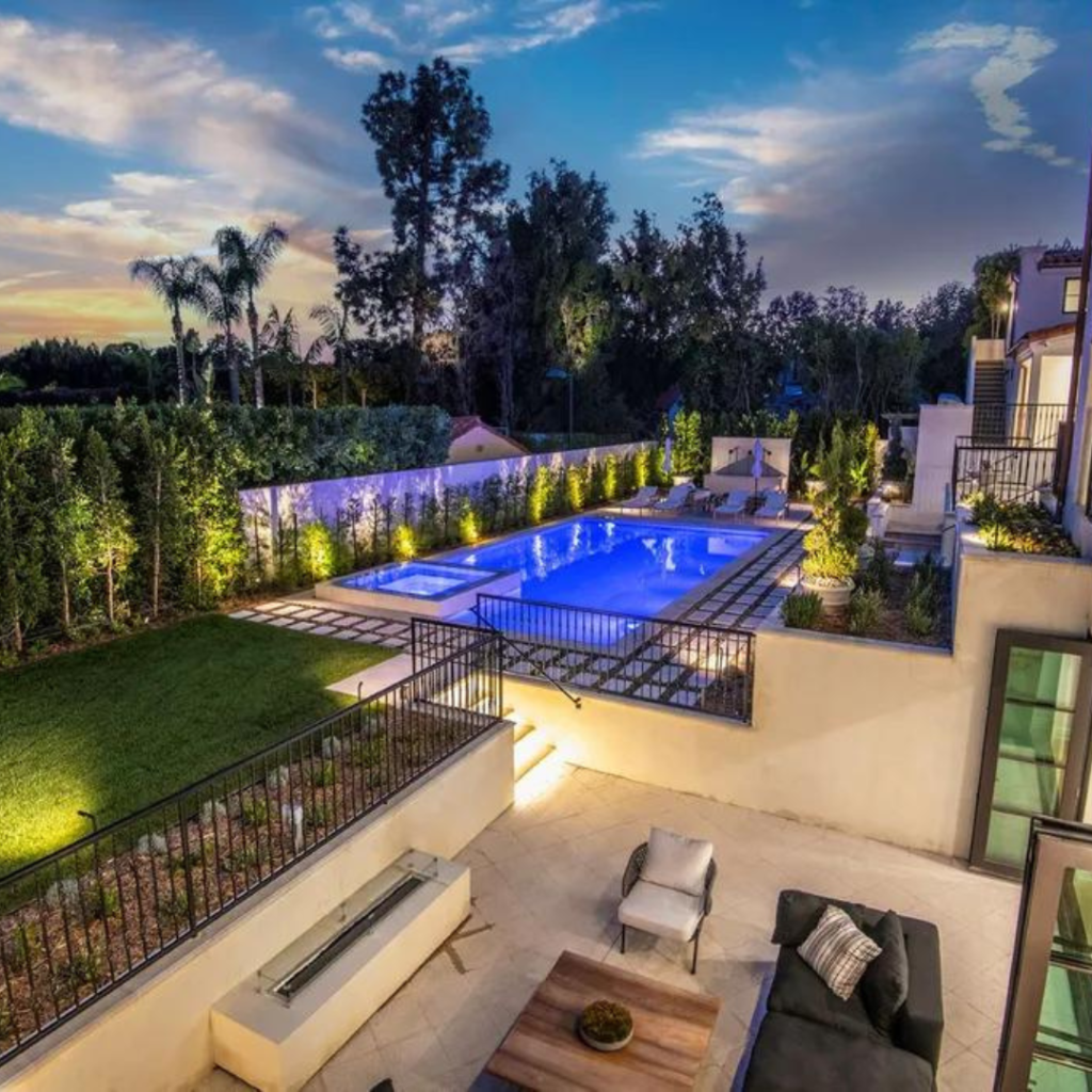 Luxurious 6 BR La home: Indulge in Beverly Hills best La Home