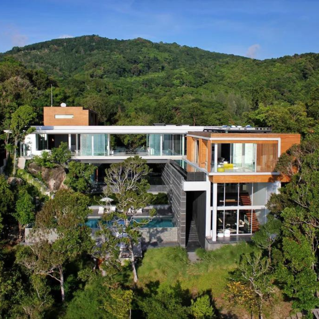 The Millionaire’s Mile Structural Dossier: Underwriting Clifftop Cantilever Mechanics, High-Volume Passive Ventilation, and Freehold Title Structures at Villa Mayavee, Phuket Luxury Mansion